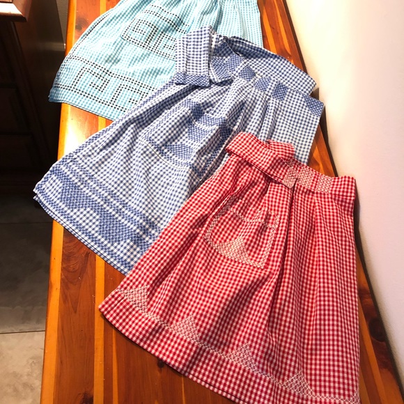 3 HANDCRAFTED & CROSS STITCHHALF APRONS POCKETED1960'SMULTI SIZES & COLORS